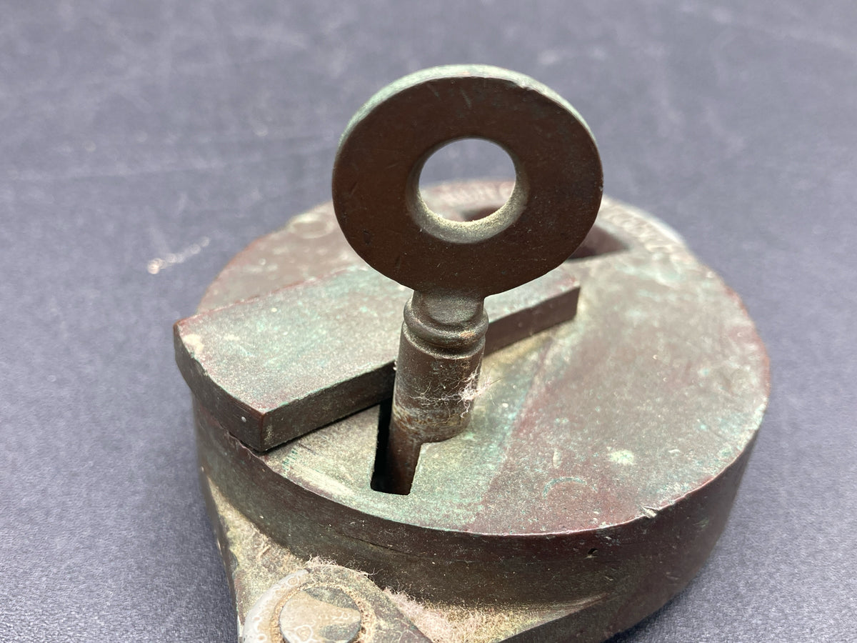 05ビンテージ CORBIN 南京錠 パッドロック Chopper bober Indian Knuckle pan Early shovel SideValve UL WL Iron サドルバッグ Buco BATES アメリカ 1950年代 ヴィンテージパドロック 古い南京錠 鍵2本付き